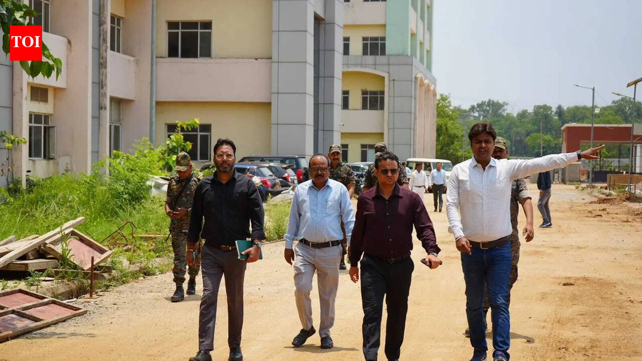 Hazaribag DC inspects jails, takes stock of hospital expansion works