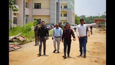 Hazaribag DC inspects jails, takes stock of hospital expansion works