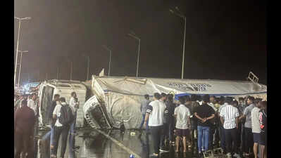 2 killed, 2 seriously injured in early morning truck, trailer, MUV collision on Mumbai-Pune Expressway