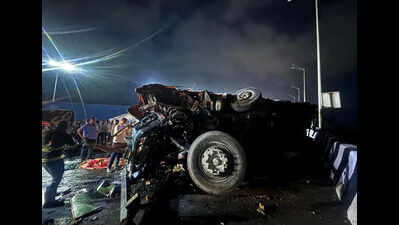 2 killed, 2 seriously injured in early morning truck, trailer, MUV collision on Mumbai-Pune Expressway