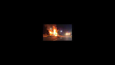 Man injured in car fire dies