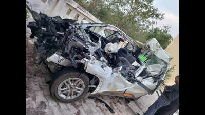 3 killed, 5 injured as MUV rams truck on Agra-Lucknow Expressway