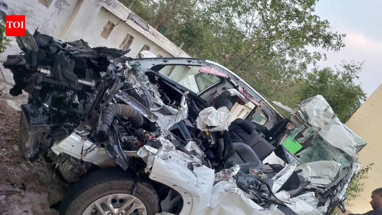 3 killed, 5 injured as MUV rams truck on Agra-Lucknow Expressway