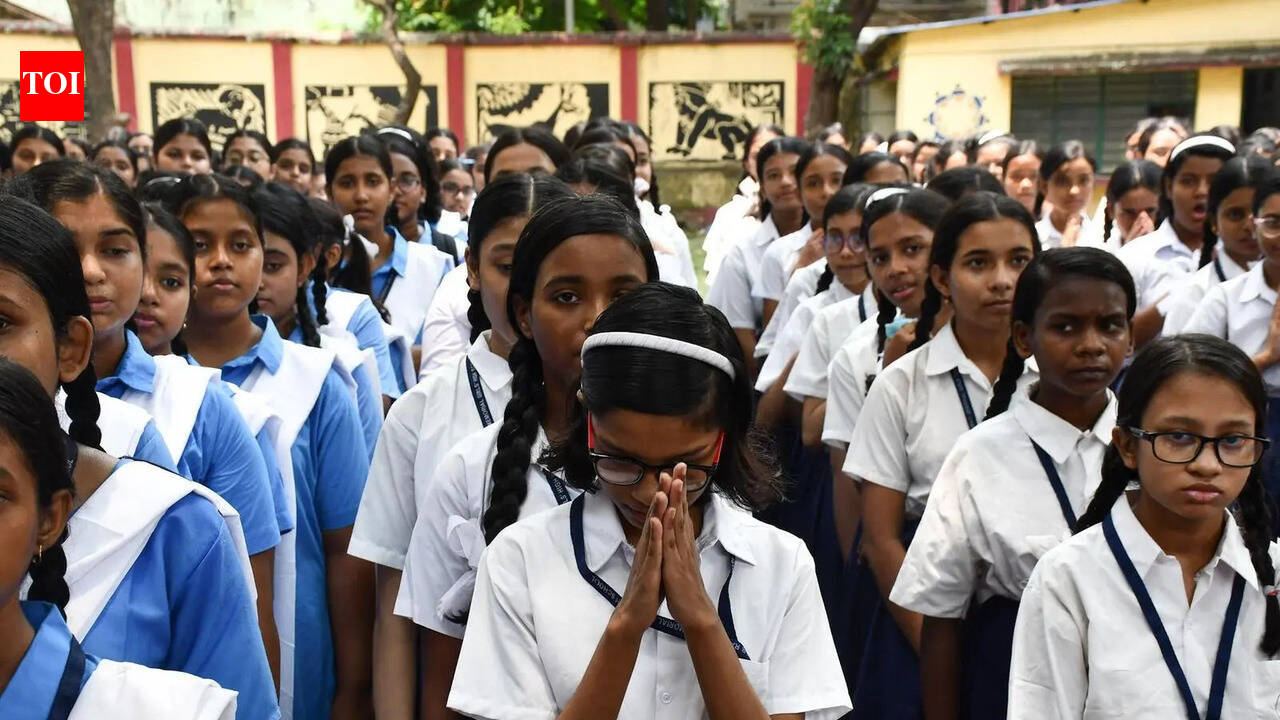 Post-2nd stanza hiccup for students on Vande day 1 in schools