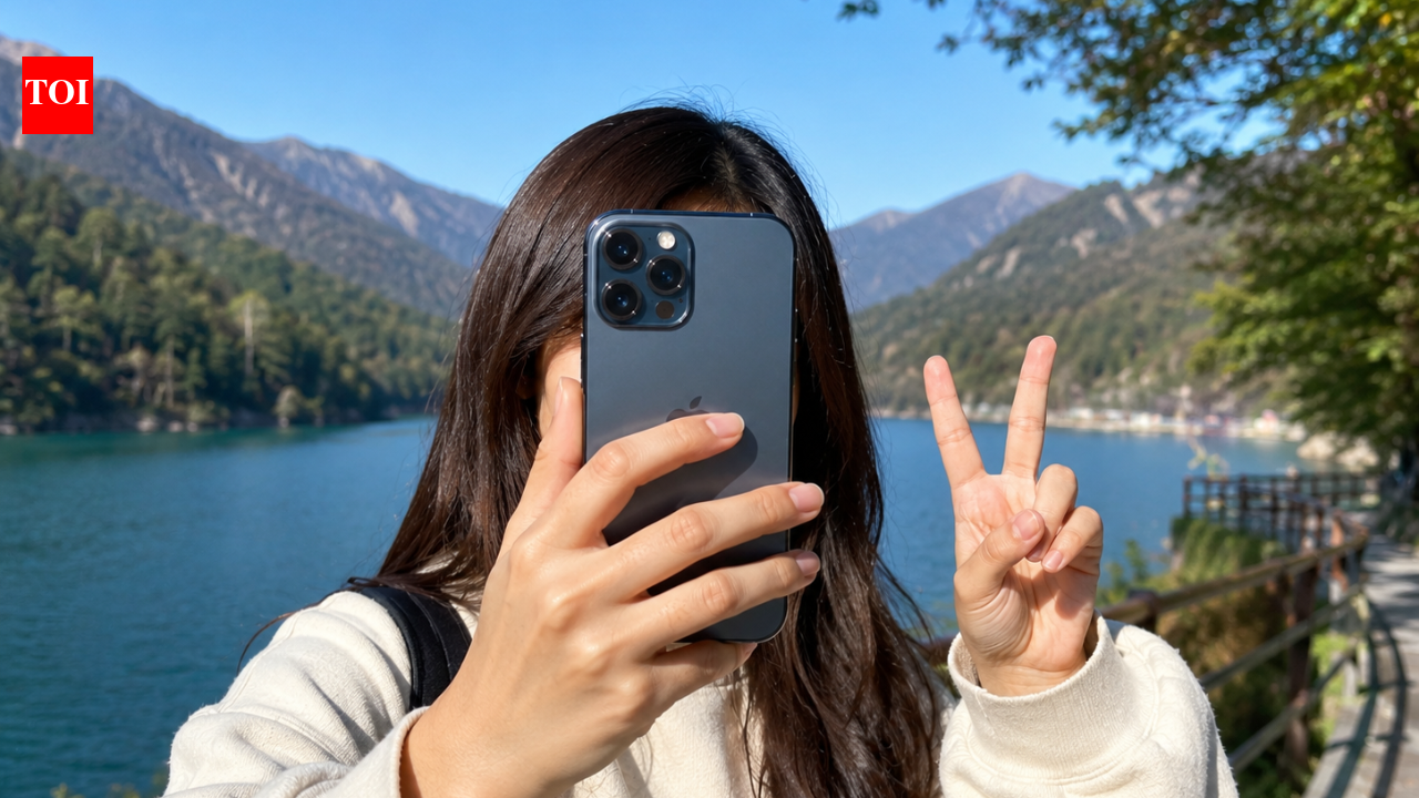 'Peace sign' selfies create security scare on internet; experts explain 'danger'
