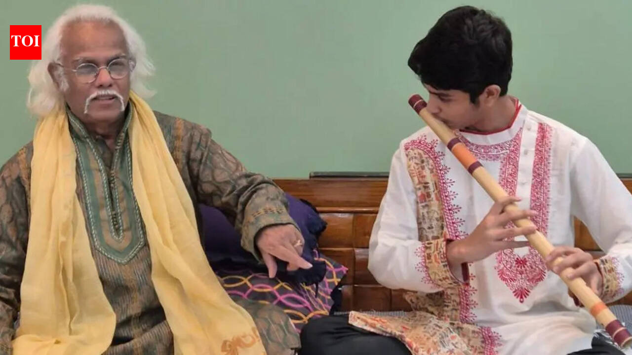 Anirban Roy begins formal training under santoor player Tarun Bhattacharya