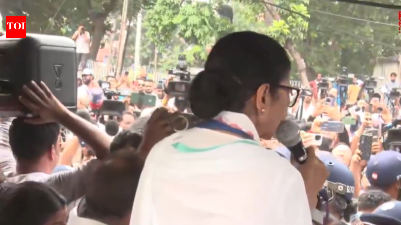 Watch: Mamata defies Bengal police, holds protest without permission in Kolkata