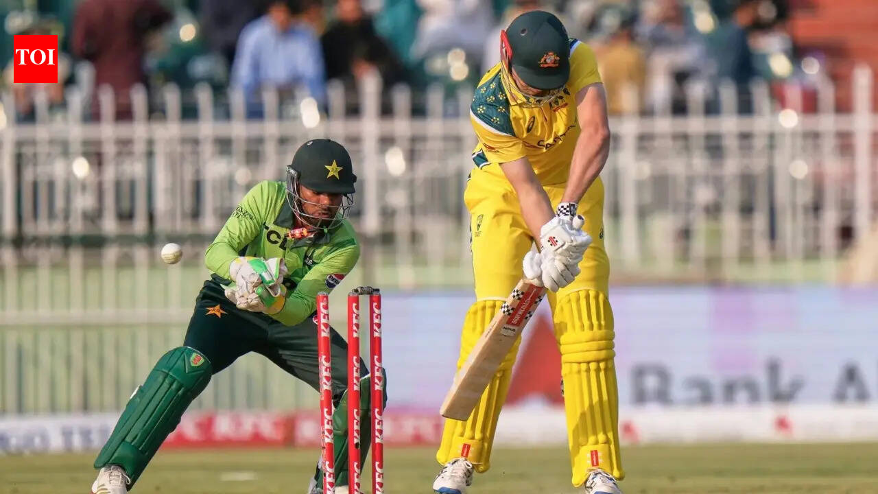PAK vs AUS, 2nd ODI Live: Australia eye big total after being put in to bat