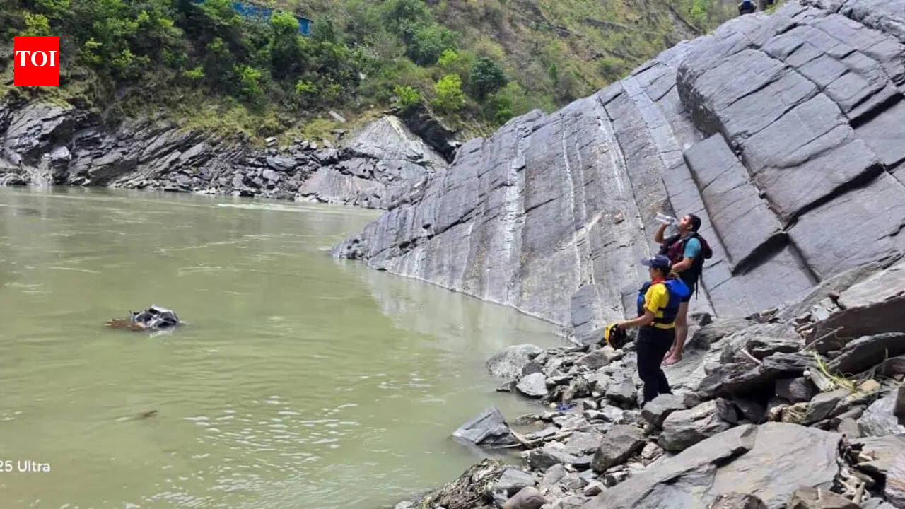 4 Rajasthan tourists dead, 3 missing as cab falls into Alaknanda