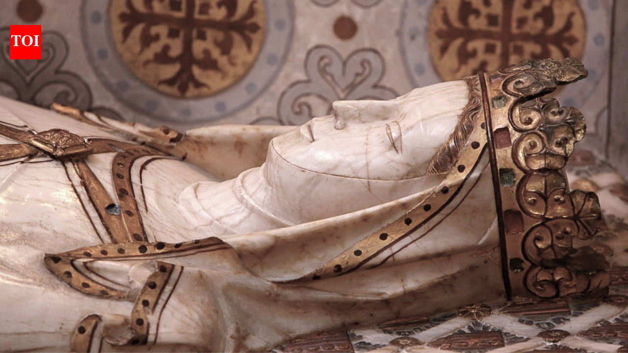 Most powerful queen of Europe unearthed after 700 years: Archaeologists finally opened the tomb of Queen Elisenda in Barcelona