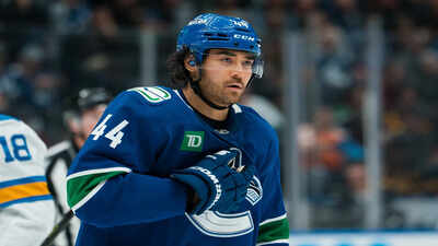 Boston Bruins should avoid Kiefer Sherwood trade amid Vancouver Canucks rumors before NHL deadline