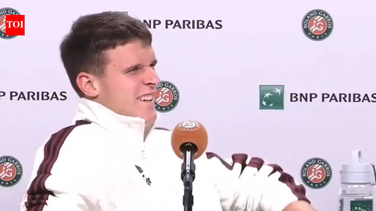 Watch: Mensik suffers cramp during presser after French Open QF win