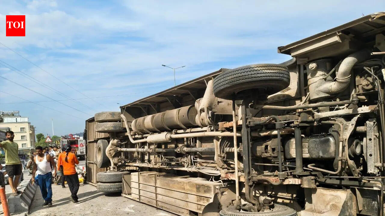 6 injured as college bus overturns near Paramakudi