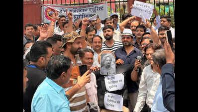 Tourist car owners protest fuel price hike