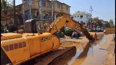 Excavator damage underground water pipelines, leads to water crisis in Vidyanagar and MES College areas