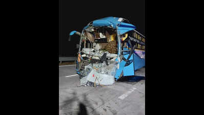 19 injured after bus ramstruck on Samruddhi e-way
