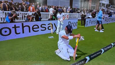 england-players-are-wearing-black-armbands-screengrab.jpg