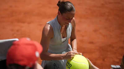 Why won't there be any handshake between World No15 Marta Kostyuk and Mirra Andreeva after their French Open semifinal clash?