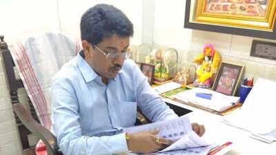 TMC councillor arrested amid extortion allegations; crowd chants 'chor, chor' at court in Kolkata