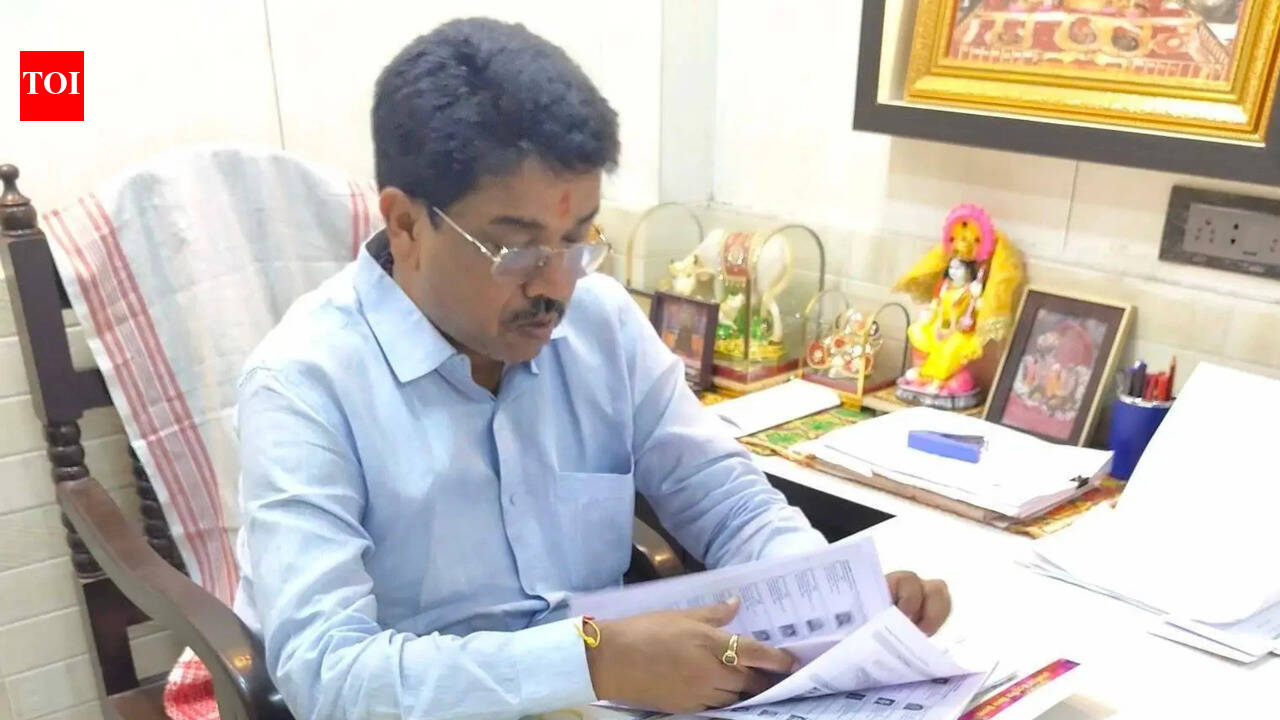 TMC councillor arrested amid extortion allegations; crowd chants 'chor, chor' at court in Kolkata