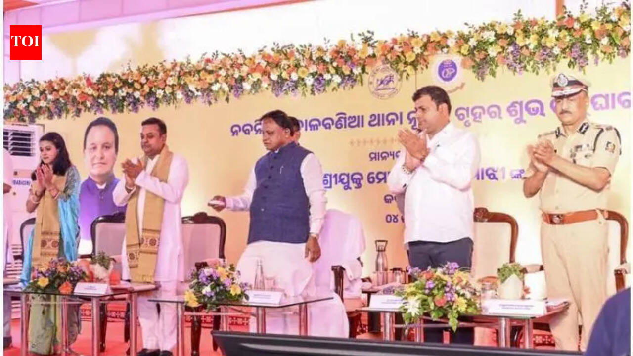 Be friend of public, but strict with criminals: CM to police