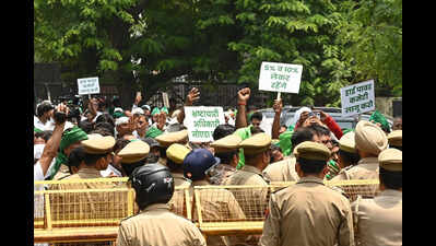 No developed plots yet, farmers protest at Noida office