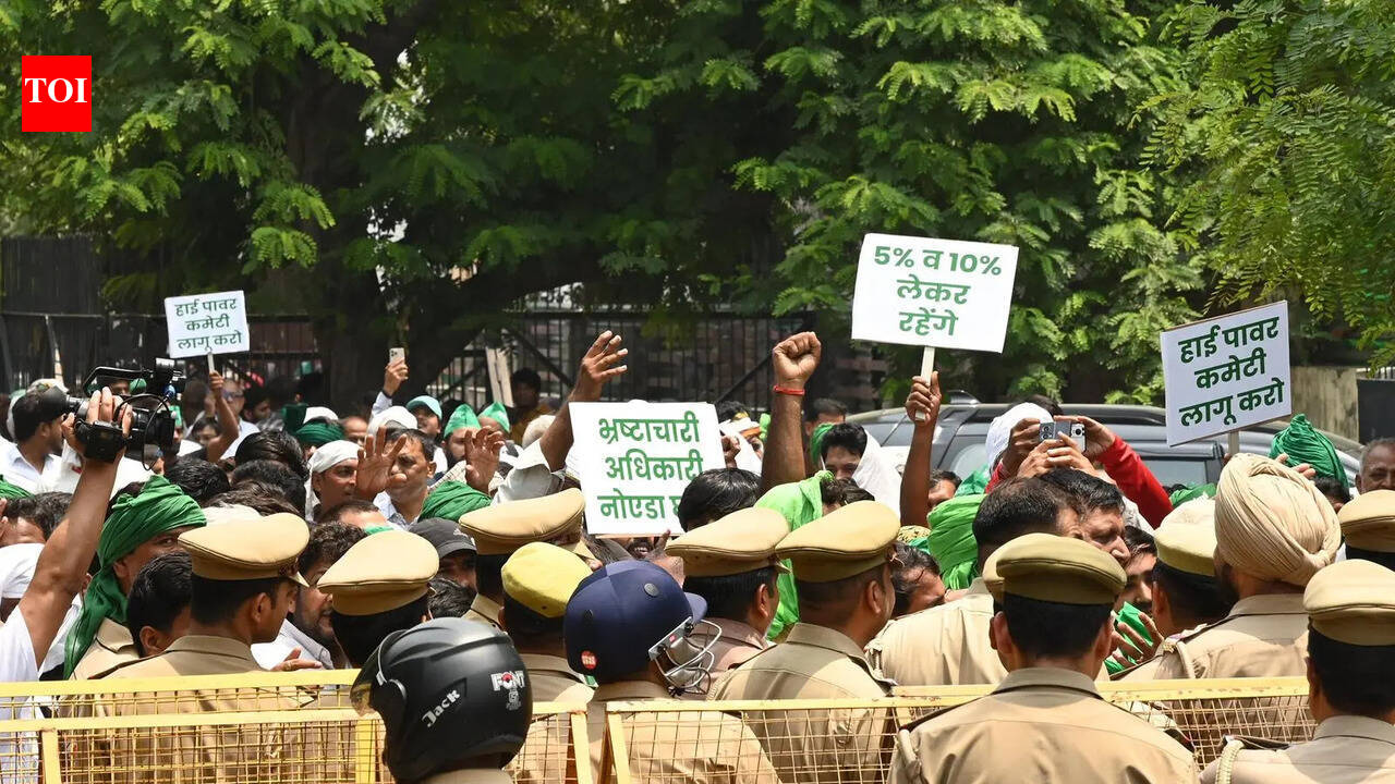 No developed plots yet, farmers protest at Noida office