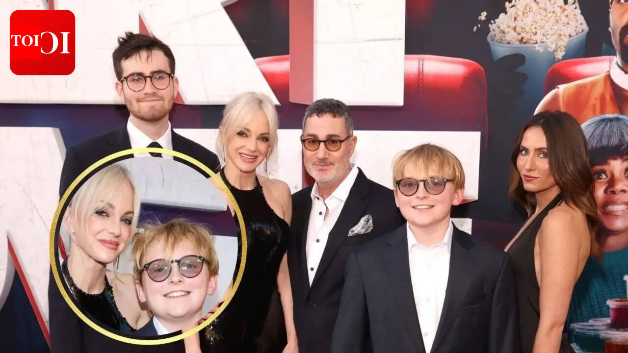 Anna Faris joined by son Jack Pratt and family at 'Scary Movie 6' Los Angeles premiere