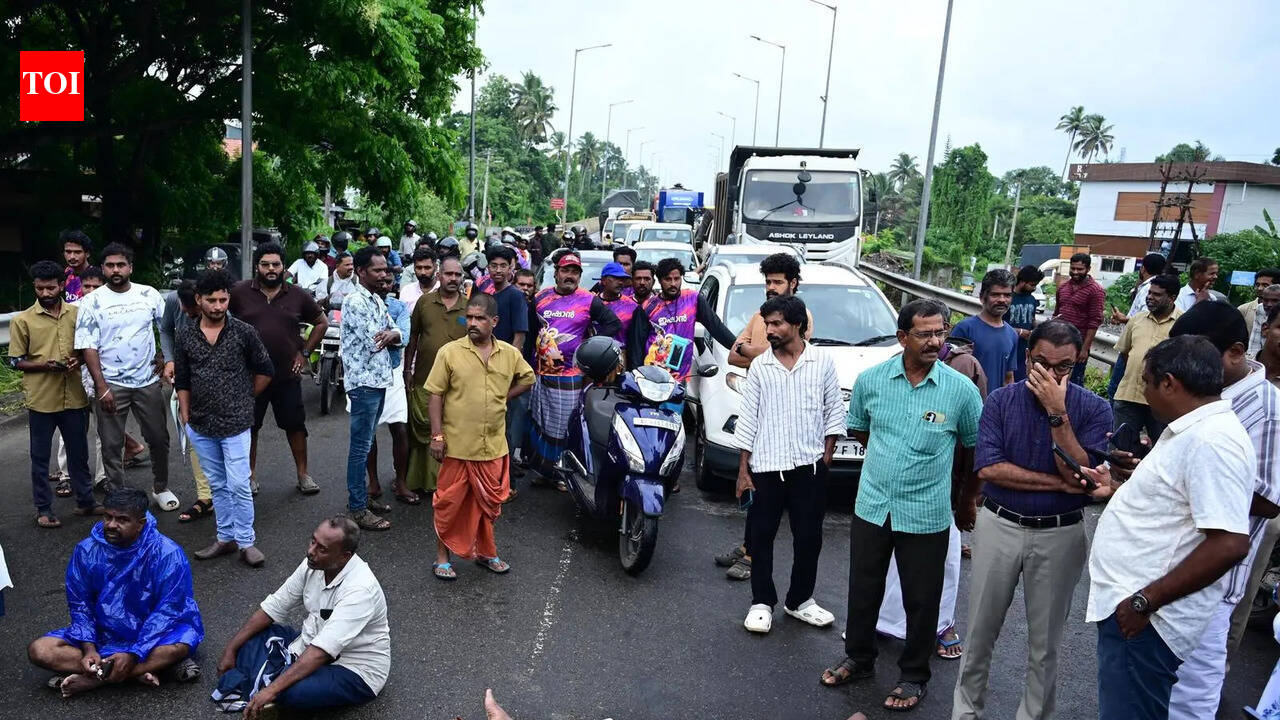 Residents block Alappuzha bypass over waterlogging