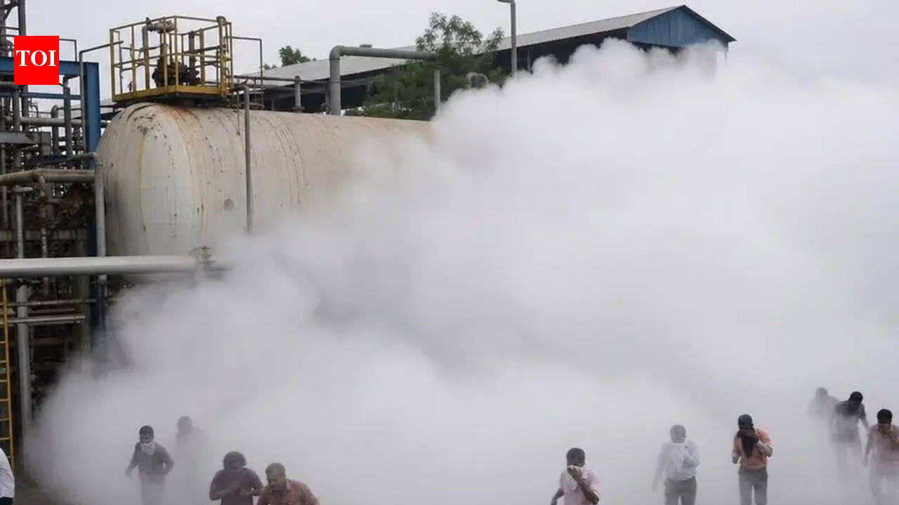 11 hospitalised after ammonia leak at ice plant in Munambam