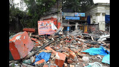 KP, KMC raze 200 Illegal structures on riverfront, push-back drive held on S N Banerjee pavements