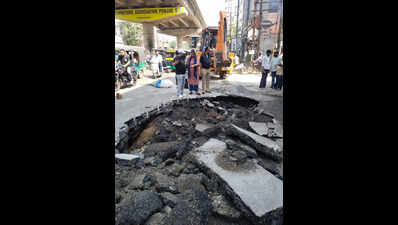 Road cave-in hits traffic near Bharat Nagar Chowk