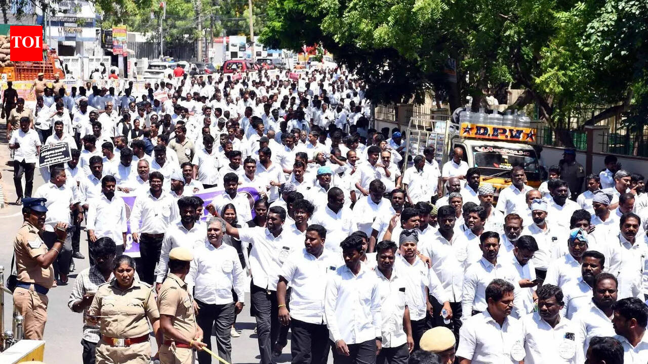 Lawyers protest for removal of judge who initiated action against them