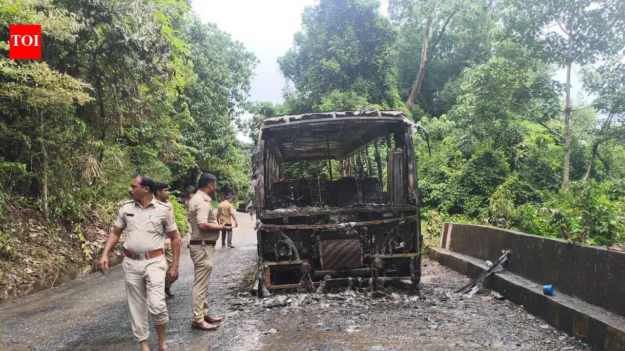 As bus catches fire, duo evacuate all 17 passengers