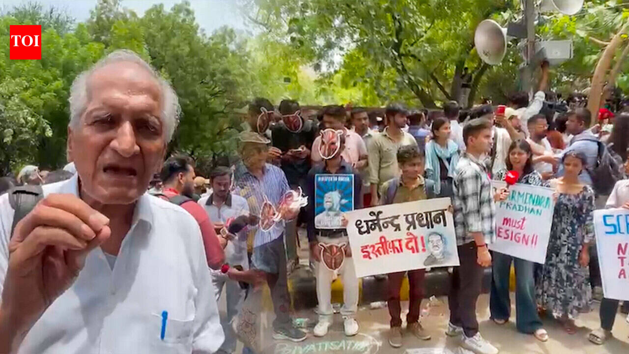 Students, Senior Citizens, Parents Join CJP Protest Against NEET Paper Leak Controversy | Watch