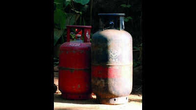 Gas agency owner, employee held for illegally transferring LPG from larger to smaller cylinders in Mumbai