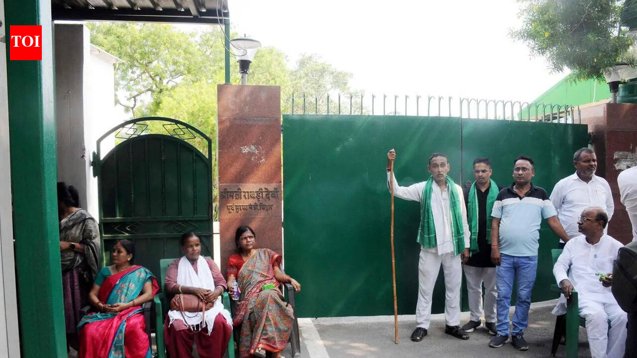 Lalu family returns security personnel,RJD workers with sticks take charge