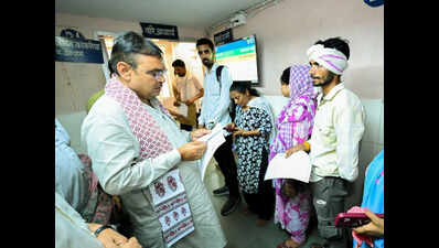 Raj CM directs dept-wise testing, medicine counters at SMS Hospital during surprise visit