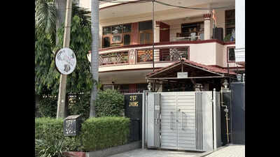 Armed gang holds family hostage, flees with Rs 9 lakh