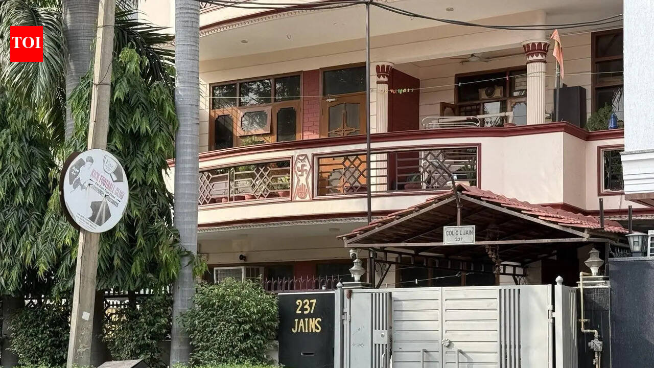 Armed gang holds family hostage, flees with Rs 9 lakh