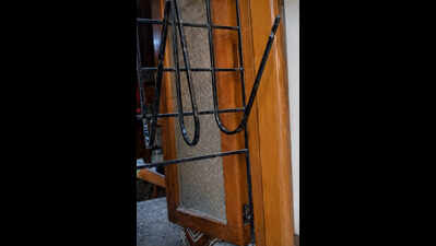 Armed gang holds family hostage, flees with Rs 9 lakh