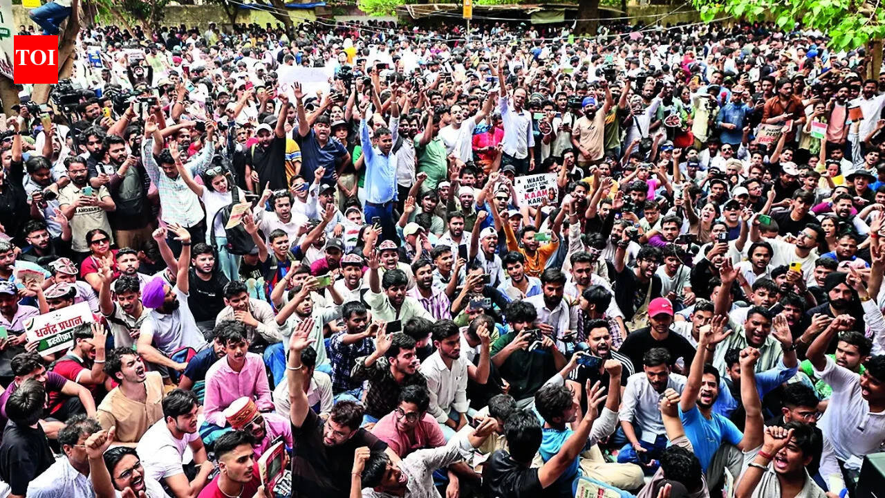 CJP holds its first protest; thousands join ‘cockroach’ movement at Jantar Mantar