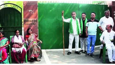 Lalu Prasad's family sends back security, RJD workers with sticks step in