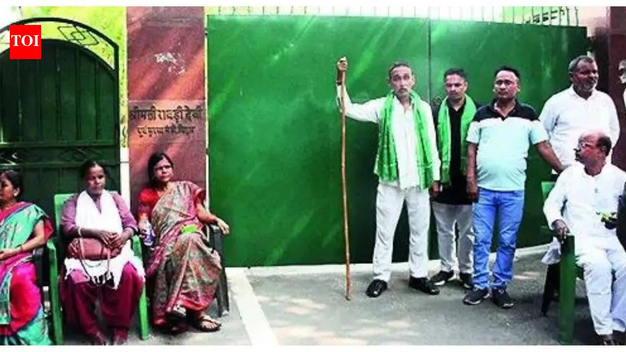 Lalu Prasad's family sends back security, RJD workers with sticks step in