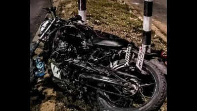 Speeding bike hits barricade near Jabra check post, 2 killed