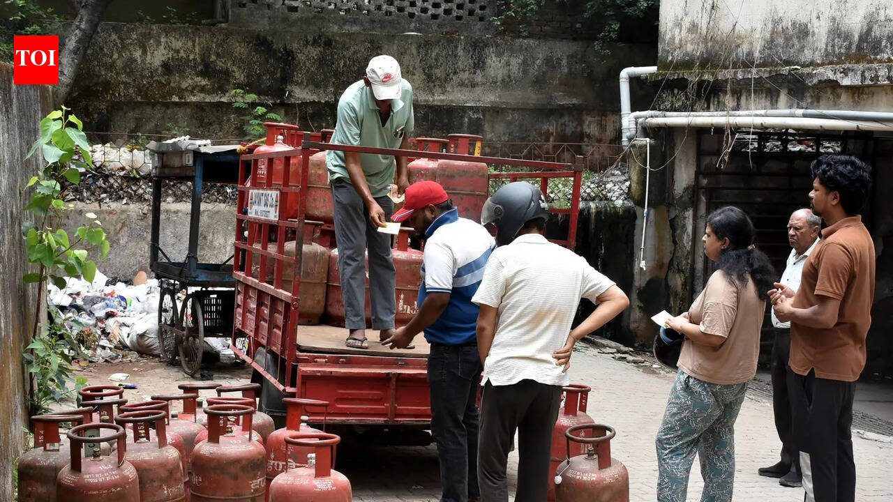 Kitchen budgets under strain as LPG price nears Rs 1,000