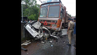 Man, daughter killed as truck rams car in Kalanjoor in Pathanamthitta