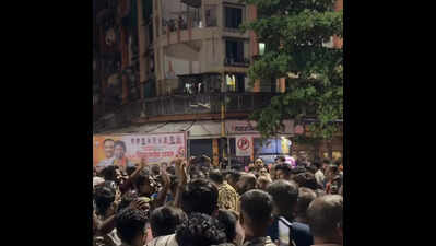 Navi Mumbai residents stage protest outside police station complaining of frequent power outages, demand legal action on MSEDCL authorities