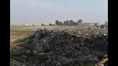 Monsoon may wash waste into Gomti as 2-km stretch along it turns into a dumping ground