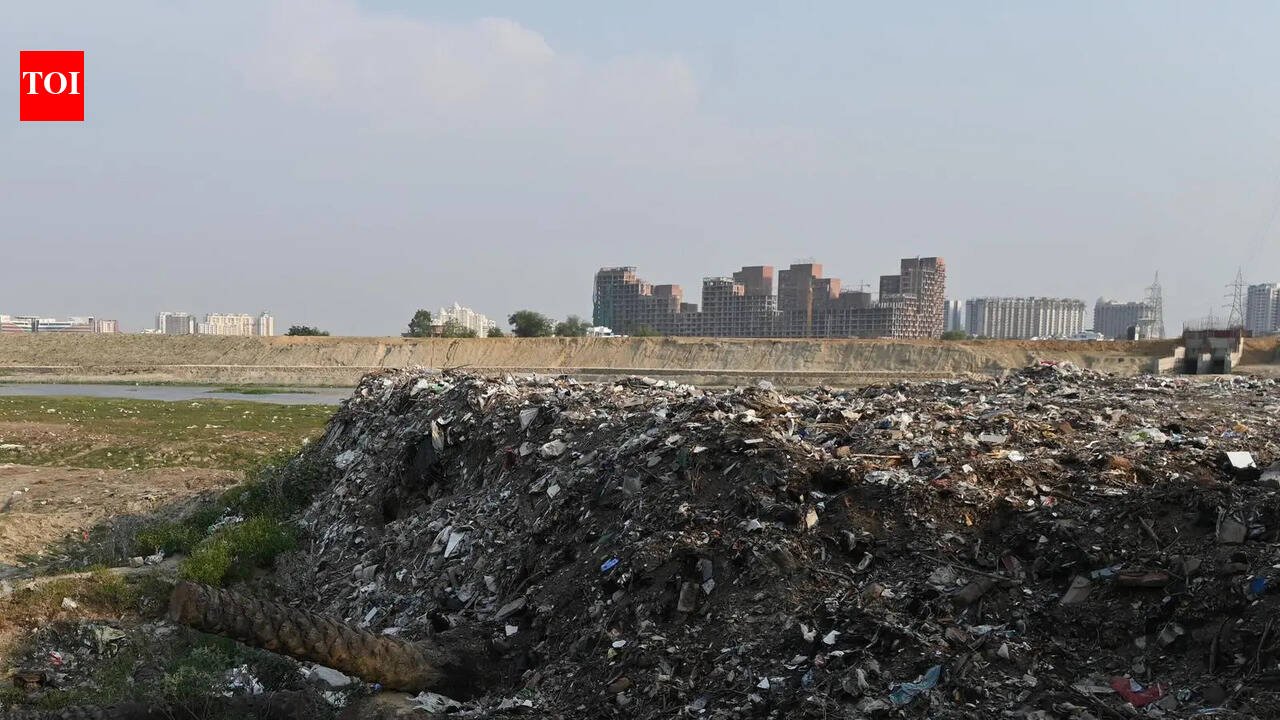 Monsoon may wash waste into Gomti as 2-km stretch along it turns into a dumping ground